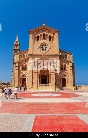 Ta Pinu, Malte - 26 août 2019 : la Basilique du Sanctuaire national de la Bienheureuse Vierge de Ta Pinu par une journée ensoleillée, les gens marchent près de l'entra principal Banque D'Images