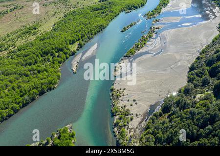 Bancs de sable le long de la rivière Rio Ibanez, reflets sur l'eau, vue aérienne, près de Villa Cerro Castillo, Patagonie, Chili Banque D'Images