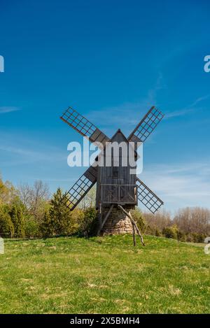 Moulin à vent EEMU à Koguva, île de Muhu, Estonie le jour ensoleillé du printemps Banque D'Images