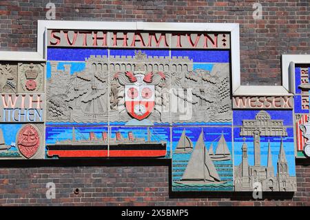 Hamtun Street mural, présentant une histoire visuelle de Southampton & a été installé ici dans la vieille ville en 2011, Hampshire, Royaume-Uni Banque D'Images