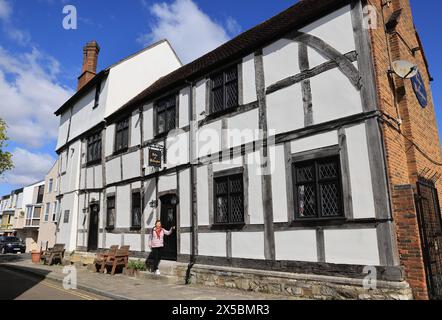 Pub Duke of Wellington sur Bugle Street, Southampton, dans un bâtiment historique avec des poutres en chêne datant de 1220, servant de vraies bières et de la nourriture traditionnelle. Banque D'Images