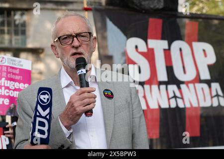 Londres, Royaume-Uni. 8 mai 2024. L'ancien chef du parti travailliste Jeremy Corbyn proteste contre le projet de loi de Rishi Sunak sur l'expulsion du Rwanda qui expulserait les demandeurs d'asile qui arrivent au Royaume-Uni par des moyens «irréguliers» vers le Rwanda, à 4000 miles de là en Afrique centrale. Les critiques de la législation disent qu'il y a peu de moyens "réguliers" pour les réfugiés de demander l'asile et que le Rwanda, dont le président a remporté 99% des voix lorsqu'il est élu, n'est pas une destination sûre. Crédit : Ron Fassbender/Alamy Live News Banque D'Images