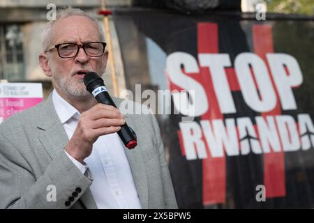 Londres, Royaume-Uni. 8 mai 2024. L'ancien chef du parti travailliste Jeremy Corbyn proteste contre le projet de loi de Rishi Sunak sur l'expulsion du Rwanda qui expulserait les demandeurs d'asile qui arrivent au Royaume-Uni par des moyens «irréguliers» vers le Rwanda, à 4000 miles de là en Afrique centrale. Les critiques de la législation disent qu'il y a peu de moyens "réguliers" pour les réfugiés de demander l'asile et que le Rwanda, dont le président a remporté 99% des voix lorsqu'il est élu, n'est pas une destination sûre. Crédit : Ron Fassbender/Alamy Live News Banque D'Images