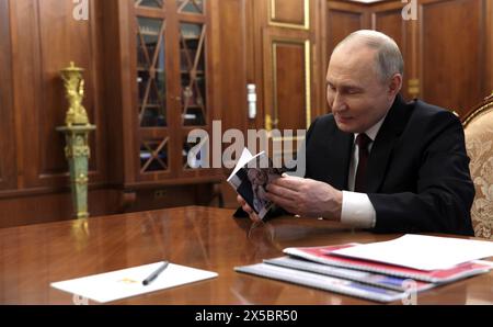 Moscou, Russie. 07 mai 2024. Le président russe Vladimir Poutine visionne un livre qui lui a été remis par Leonid Roshal, président de l'Institut national de recherche scientifique pédiatrique, lors d'une réunion dans son bureau après sa cérémonie d'inauguration au Kremlin, le 7 mai 2024 à Moscou, en Russie. Crédit : Gavriil Grigorov/Kremlin Pool/Alamy Live News Banque D'Images