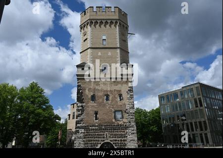 Der Bayenturm ist ein mittelalterlicher Wehrturm in der Innenstadt von Köln, Sitz der Redaktion des feministischen Magazin Emma *** le Bayenturm est une tour médiévale fortifiée dans le centre-ville de Cologne, qui abrite la rédaction du magazine féministe Emma Banque D'Images