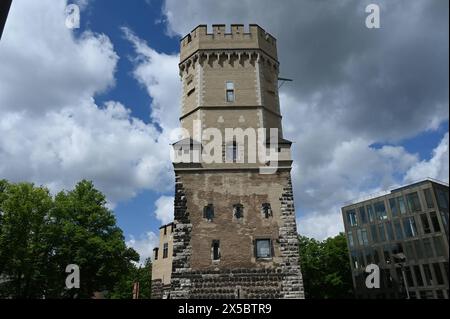 Der Bayenturm ist ein mittelalterlicher Wehrturm in der Innenstadt von Köln, Sitz der Redaktion des feministischen Magazin Emma *** le Bayenturm est une tour médiévale fortifiée dans le centre-ville de Cologne, qui abrite la rédaction du magazine féministe Emma Banque D'Images