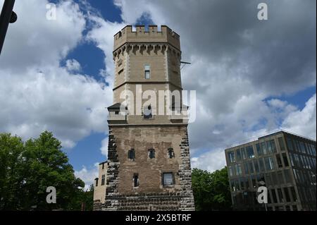 Der Bayenturm ist ein mittelalterlicher Wehrturm in der Innenstadt von Köln, Sitz der Redaktion des feministischen Magazin Emma *** le Bayenturm est une tour médiévale fortifiée dans le centre-ville de Cologne, qui abrite la rédaction du magazine féministe Emma Banque D'Images