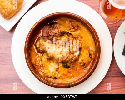 Moussaka grec d'aubergines cuites au four, tomate, viande d'agneau hachée Banque D'Images