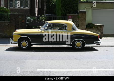 Ein PKW Oldtimer Mercedes Benz 220S Coupe aus den 1950er Jahren W 180 Steht am Strassenrand. *** Une Mercedes Benz 220S Coupe W 180 vintage des années 1950 se dresse au bord de la route Banque D'Images