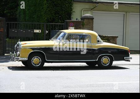 Ein PKW Oldtimer Mercedes Benz 220S Coupe aus den 1950er Jahren W 180 Steht am Strassenrand. *** Une Mercedes Benz 220S Coupe W 180 vintage des années 1950 se dresse au bord de la route Banque D'Images