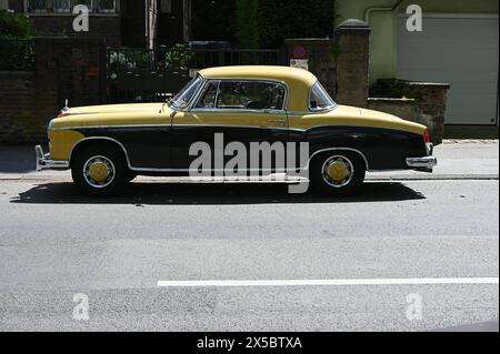 Ein PKW Oldtimer Mercedes Benz 220S Coupe aus den 1950er Jahren W 180 Steht am Strassenrand. *** Une Mercedes Benz 220S Coupe W 180 vintage des années 1950 se dresse au bord de la route Banque D'Images