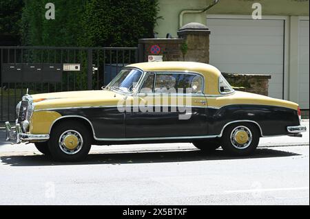 Ein PKW Oldtimer Mercedes Benz 220S Coupe aus den 1950er Jahren W 180 Steht am Strassenrand. *** Une Mercedes Benz 220S Coupe W 180 vintage des années 1950 se dresse au bord de la route Banque D'Images