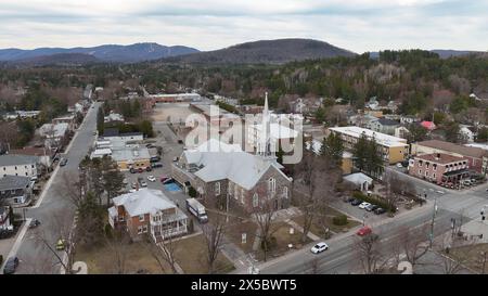 Survol du célèbre village de Mont Tremblant au Québec Canada vue aérienne - MONT TREMBLANT, CANADA - 18 AVRIL 2024 Banque D'Images