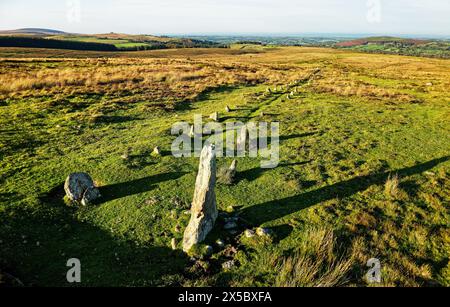 Alignement des rangées de pierres Hurston Ridge. Site préhistorique du néolithique tardif 3000 – 2300 av. J.-C. près de Postbridge sur Dartmoor, Devon, Angleterre. Vue aérienne vers le nord Banque D'Images