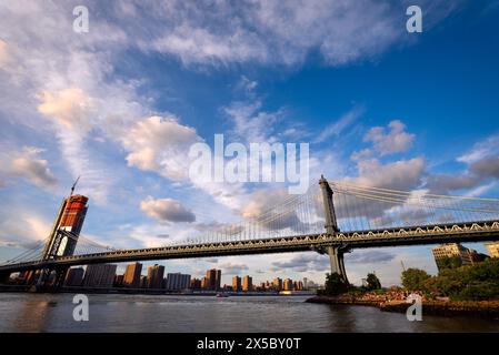 Le pont de Manhattan sous un ciel magnifique vu de Brooklyn Bridge Park un jour d'été - New York City Banque D'Images