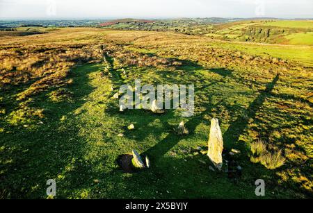 Alignement des rangées de pierres Hurston Ridge. Site préhistorique du néolithique tardif 3000 – 2300 av. J.-C. près de Postbridge sur Dartmoor, Devon, Angleterre. Vue aérienne N.E. Banque D'Images