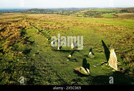 Alignement des rangées de pierres Hurston Ridge. Site préhistorique du néolithique tardif 3000 – 2300 av. J.-C. près de Postbridge sur Dartmoor, Devon, Angleterre. Vue aérienne N.E. Banque D'Images