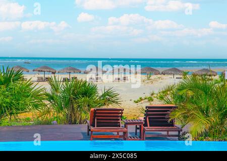 L'hôtel Resort dispose d'une terrasse en bois vide avec piscine, belle piscine minimaliste côté piscine et vue sur l'océan avec ciel bleu clair. Stations balnéaires de Madagascar. Banque D'Images