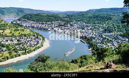 Barge fluviale sur le Rhin sinueux près de Boppard, vu d'un point de vue au sommet d'une montagne. Paysage de la vallée du Rhin. Banque D'Images