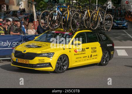 Giro d'Italia sponsorise les équipes de la grande course cycliste, avec des équipes de soutien technique et des voitures. pull rose, tour d'italie 2024, turin, italie, 4 mai 2 Banque D'Images