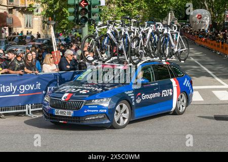 Giro d'Italia sponsorise les équipes de la grande course cycliste, avec des équipes de soutien technique et des voitures. pull rose, tour d'italie 2024, turin, italie, 4 mai 2 Banque D'Images