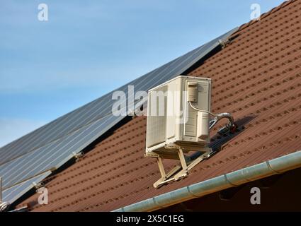 Unité extérieure de climatiseur sur toit solaire Banque D'Images