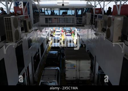 Vera Cruz, Bahia, Brésil - 30 décembre 2018 : vue intérieure du ferry avec véhicules et passagers. Ville de Vera Cruz à Bahia. Banque D'Images