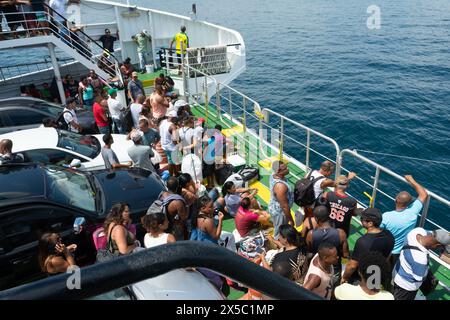 Vera Cruz, Bahia, Brésil - 30 décembre 2018 : des passagers sont vus à l'intérieur du ferry attendant de débarquer au terminal de la ville de Vera Cruz Banque D'Images