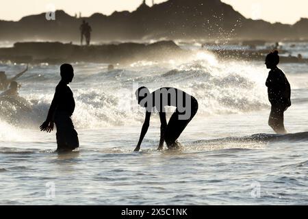 Salvador, Bahia, Brésil - 17 mars 2019 : on voit des gens s'amuser sous le soleil fort sur la plage de Farol da Barra dans la ville de Salvador, Bahia. Banque D'Images