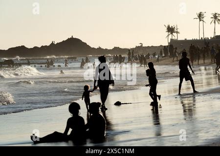 Salvador, Bahia, Brésil - 17 mars 2019 : les touristes s'amusent à se baigner dans la mer à la plage de Farol da Barra dans la ville de Salvador, Bahia. Banque D'Images