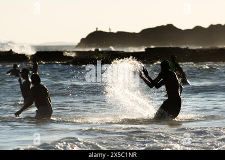 Salvador, Bahia, Brésil - 17 mars 2019 : les gens et les touristes se baignent dans la mer et s'amusent sur la plage de Farol da Barra dans la ville de Salvaldor, Bahi Banque D'Images