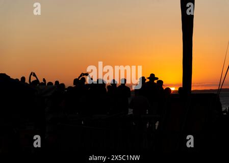 Salvador, Bahia, Brésil - 17 mars 2019 : on voit des gens profiter du coucher de soleil dans la ville de Salvador, Bahia. Banque D'Images