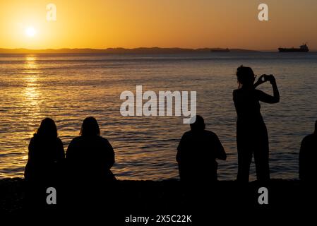 Salvador, Bahia, Brésil - 08 août 2019 : les gens sont vus, en silhouette, profiter du coucher de soleil au musée d'art moderne de la ville de Salvador, Bahia Banque D'Images