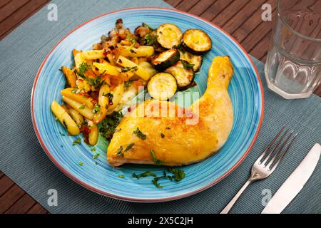 Cuisses de poulet avec pommes de terre frites et courgettes Banque D'Images