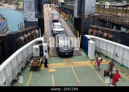 Vera Cruz, Bahia, Brésil - 24 janvier 2023 : vue des voitures et des passagers embarquant sur le ferry dans la ville de Vera Cruz à Bahia. Banque D'Images