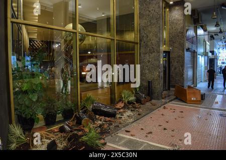 Athènes, Grèce. 07 mai 2024. Une vue de l'extérieur endommagé d'un hôtel de la ville, avec du verre brisé, des pots de plantes endommagés et d'autres débris de l'intérieur du hall est vue après une manifestation pro-palestinienne contre les actions israéliennes à Rafah. (Photo de Dimitris Aspiotis/Pacific Press) crédit : Pacific Press Media production Corp./Alamy Live News Banque D'Images