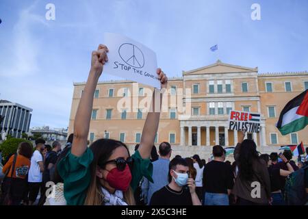 Athènes, Grèce. 7 mai 2024. Un manifestant tient une pancarte qui dit "arrêtez le génocide" lors d'une manifestation pro-palestinienne contre les actions israéliennes à Rafah. (Crédit image : © Dimitris Aspiotis/Pacific Press via ZUMA Press Wire) USAGE ÉDITORIAL SEULEMENT! Non destiné à UN USAGE commercial ! Banque D'Images