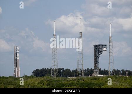 Cap Canaveral, États-Unis. 08 mai 2024. Une fusée Atlas V de la United Launch Alliance (ULA) avec le vaisseau spatial CST-100 Starliner de Boeing est retournée à la verticale Integration Facility pour remplacer une vanne de régulation de pression sur la fusée Atlas V, à Cape Canaveral Space Force Station (CCSFS) en Floride le mercredi 8 mai 2024. Le Boeing Crew Flight test de la NASA sera le premier lancement avec des astronautes du vaisseau spatial Boeing CFT-100 et de la fusée Atlas V de l'United Launch Alliance vers la Station spatiale internationale. Photo NASA par Joel Kowsky/UPI crédit : UPI/Alamy Live News Banque D'Images