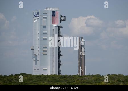 Cap Canaveral, États-Unis. 08 mai 2024. Une fusée Atlas V de la United Launch Alliance (ULA) avec le vaisseau spatial CST-100 Starliner de Boeing est retournée à la verticale Integration Facility pour remplacer une vanne de régulation de pression sur la fusée Atlas V, à Cape Canaveral Space Force Station (CCSFS) en Floride le mercredi 8 mai 2024. Le Boeing Crew Flight test de la NASA sera le premier lancement avec des astronautes du vaisseau spatial Boeing CFT-100 et de la fusée Atlas V de l'United Launch Alliance vers la Station spatiale internationale. Photo NASA par Joel Kowsky/UPI crédit : UPI/Alamy Live News Banque D'Images