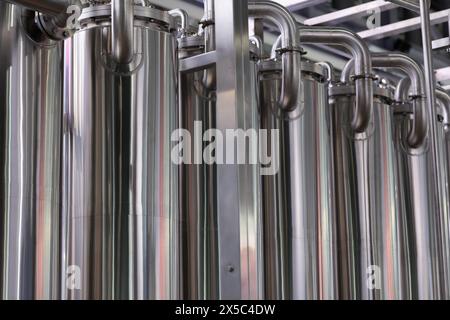 Gros plan sur un système de distillateur multi-colonne industriel pharmaceutique pour la production d'eau par injection. Mise au point sélective. Banque D'Images