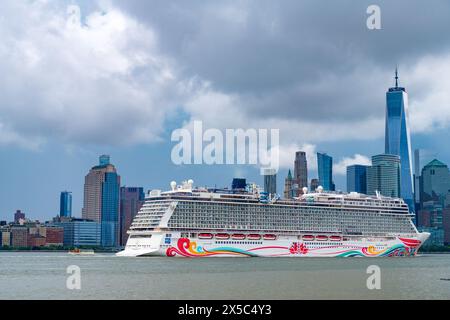 New York, USA - 11 juillet 2023 : bateau de croisière Norwegian Joy Sailing à côté de Manhattan à New York. Skyline of New York Manhattan croisière sur le Hudson RI Banque D'Images