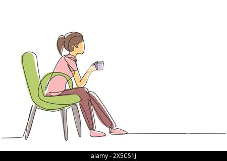 Ligne continue simple dessinant jeune jolie fille assise dans une chaise moderne, appréciant le café devant la fenêtre à la maison confortable, concept de vue latérale. Dynamique Illustration de Vecteur