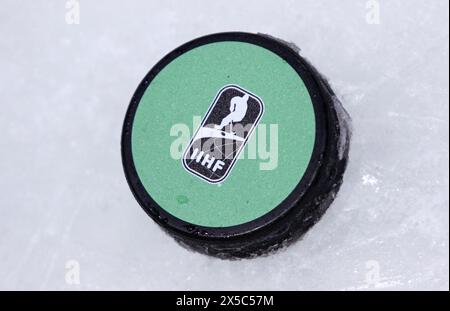 Kiev, Ukraine - 12 décembre 2019 : palet officiel de hockey sur glace 2020 de l'IIHF Championnat mondial de hockey sur glace U20 Div 1 Groupe B sur la patinoire du Palais des Sports de Kiev vu pendant le match Pologne contre Italie Banque D'Images