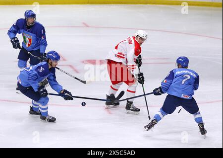 Kiev, Ukraine - 12 décembre 2019 : Armen KHOPERIA, de Pologne (C), se bat pour une rondelle avec des joueurs italiens de hockey sur glace lors de leur 2020 match du groupe B du Championnat mondial de hockey sur glace U20 div 1 de l'IIHF à Kiev Banque D'Images