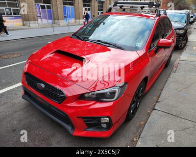 New York City, USA - 20 mars 2024 : 2018 voiture de sport Subaru WRX garée à l'extérieur, vue d'angle Banque D'Images