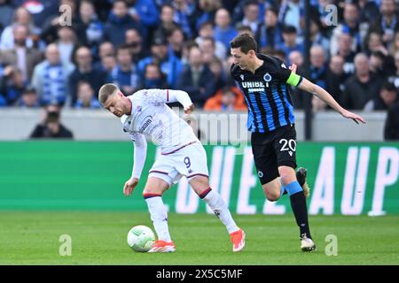 Lucas Beltran (Fiorentina)Hans Vanaken (Club Brugge) lors du match de l'UEFA Europa Conference League entre le Club Brugge 1-1 Fiorentina au stade Jan Breydel le 8 mai 2024 à Bruges, Belgique. Crédit : Maurizio Borsari/AFLO/Alamy Live News Banque D'Images