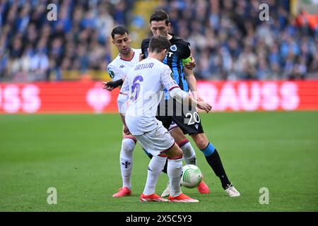 Hans Vanaken (Club Brugge)Rolando Mandragora (Fiorentina) lors du match de l'UEFA Europa Conference League entre le Club Brugge 1-1 Fiorentina au stade Jan Breydel le 8 mai 2024 à Bruges, Belgique. Crédit : Maurizio Borsari/AFLO/Alamy Live News Banque D'Images