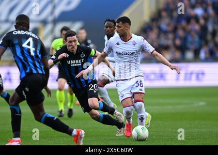 Rolando Mandragora (Fiorentina)Hans Vanaken (Club Brugge) lors du match de l'UEFA Europa Conference League entre le Club Brugge 1-1 Fiorentina au stade Jan Breydel le 8 mai 2024 à Bruges, Belgique. Crédit : Maurizio Borsari/AFLO/Alamy Live News Banque D'Images