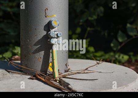 Fil de masse sur un lampadaire Banque D'Images