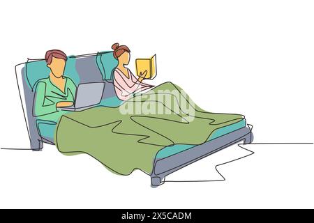 Couple de dessin de ligne continue simple passant du temps au lit avec matelas confortable avant de s'endormir. Homme avec ordinateur portable, surfer sur Internet. Femme, Illustration de Vecteur